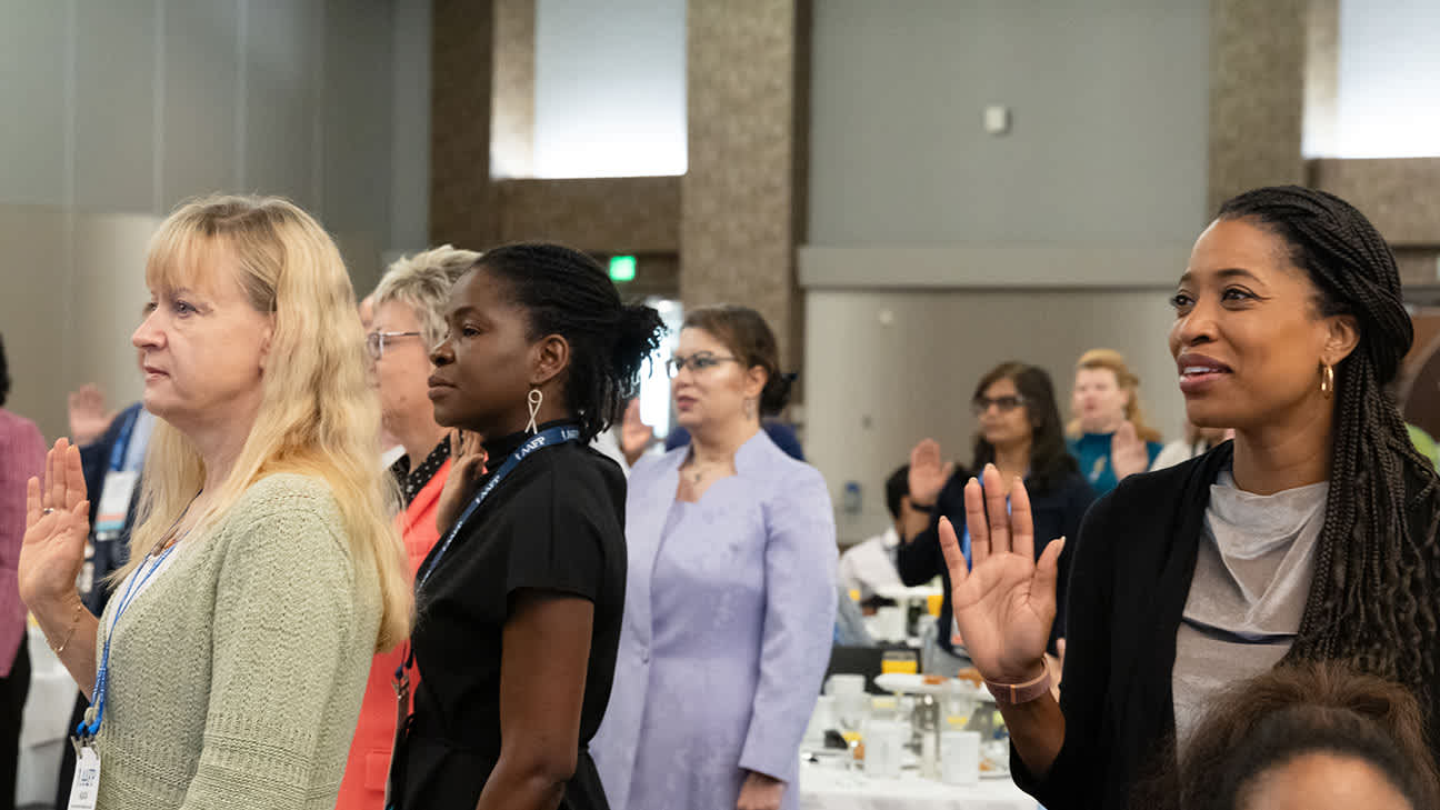 A group of AAFP members take an oath at the Degree of Fellow dinner.